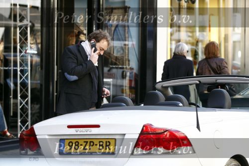 Amsterdam 20 maart 2009
Jon v Eerd met gsm in zijn volvo cabrio op de pc hooftstraat.
Peter Smulders bv