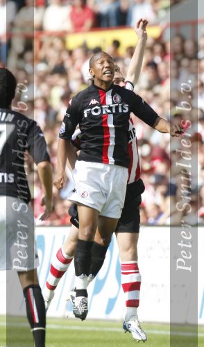 Eindhoven, 23 September 2007 Seizoen 2007/2008 Kompetitewedstrijd PSV-Feyenoord, eindstand 4-0
Jonathan de Guzman in duel met Mike Zonneveld