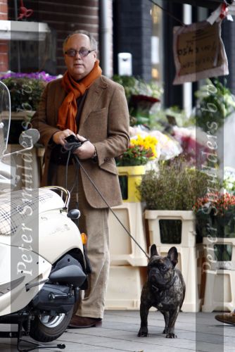 Amsterdam 26 januari 2008
Joop Braakhekke met hond aan het winkelen.