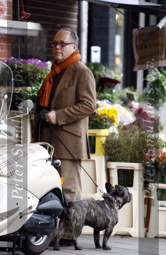 Amsterdam 26 januari 2008
Joop Braakhekke met hond aan het winkelen.