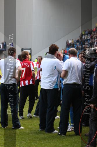 Arnhem, 20 April 2008 Kompetitiewedstrijd Vitesse-PSV, eindstand 0-1 Seizoen 2007/2008
PSV Landskampioen
Joop Hiele feliciteert Gomes
