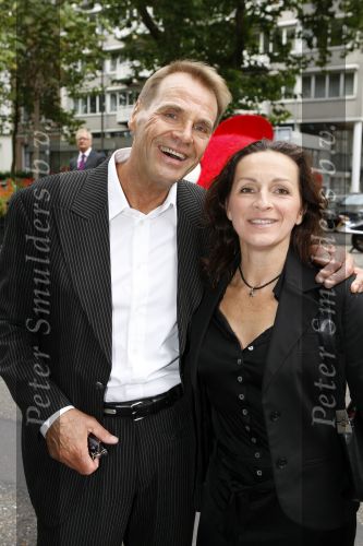 Amsterdam 9 september 2007
Modedshow Frans Molenaar in het Amstel Hotel met oa Kim Feenstra Micky Hoogendijk en Irene v d Laar. Joop Oonk met vrouw
