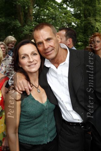 Oosterbeek 25 juni 2008
Huwelijk Rob de Nijs en zijnn vrouw Henriette in kerk in Oosterbeek. Joop Oonk met vrouw