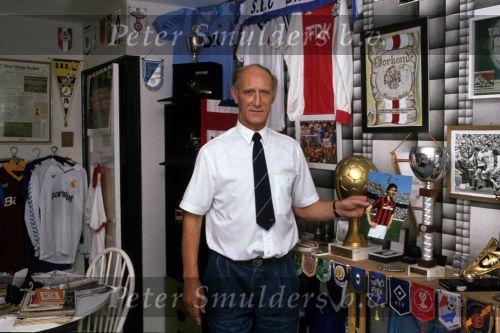 1992 Joop v Basten in de slaapkamer van zijn zoon Marco v Basten wat nu dient als een museum