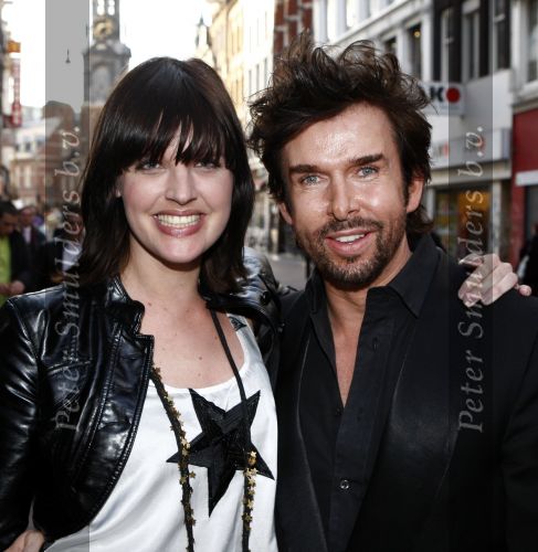 Amsterdam 8 april 2008
Modeshow percy in tuschinski. Mari v d Ven met ....
Peter Smulders bv