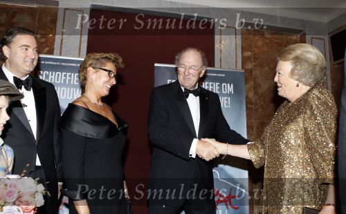 Amsterdam 5 oktober 2007
Premiere Ciske de Rat in Carre.  Koningin Beatrix met Joop en Janine v d Ende Erwin v Lambaart en Ciske de Rat