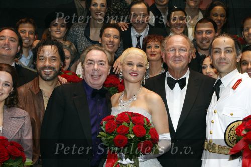Rotterdam 16 december 2007
Premiere Evita in het nieuwe Luxor met oa Stanley Burleson Brigitte Heitzer en Roberto de Groot. Andrew Lloyd Webber en Pieter v Vollenhoven zijn daarbij aanwezig. Joop v d Ende