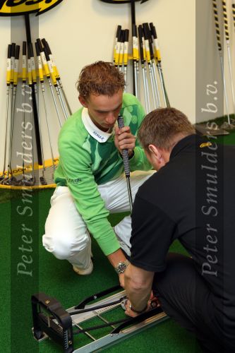 Eindhoven, 2 Mei 2008 
Contract ondertekening en Golfinstructie door Bart v d Wind en Aad v Osmet Golfpro Joost Luiten 
Foto Peter Smulders BV te Eindhoven
