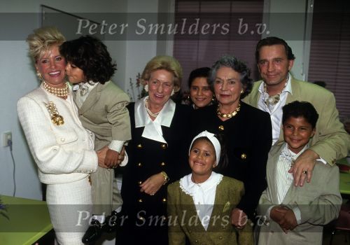 Amsterdam, 5 Oktober 1991
Hans Breukhoven samen met Connie Breukhoven en hun kinderen Jordy Breukhoven,Shanna Breukhoven, Marvin Breukhoven en Constanza Breukhoven Mevr. Breukhoven en de moeder van Connie