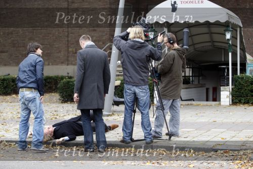 Amsterdam 2 november 2007
Jort Kelder speelt de moord op klaas bruinsma na bij het hilton hotel. Harry Lensink helpt hem daarbij.