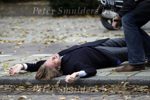 Amsterdam 2 november 2007
Jort Kelder speelt de moord op klaas bruinsma na bij het hilton hotel. Harry Lensink helpt hem daarbij.