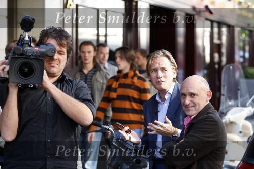 Amsterdam 13 oktober 2007
Jort Kelder met gsm op de pc hooftstraat . Jort heeft opnames voor een programma over amsterdam zuid.