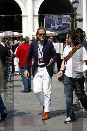 Brescia 15 mei 2008
Start van de Mille Miglia in Brescia. State of art rijdt met 2 porsches mee. 
Jort Kelder
