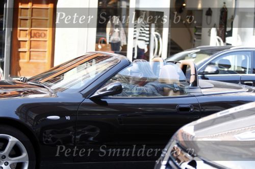 Amsterdam 21 maart 2009
Jort Kelder met een dame in zijn Maserati cabrio op de pc hooftstraat.
Peter Smulders bv