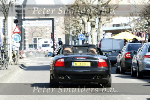 Amsterdam 21 maart 2009
Jort Kelder met een dame in zijn Maserati cabrio op de pc hooftstraat.
Peter Smulders bv