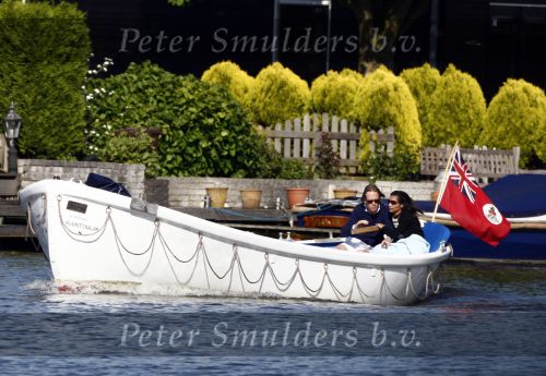 Nederhorst den Berg 21 mei 2009
Jort kelder met zijn nieuwe vriendin aan het varen in zijn boot op de vecht.
Peter Smulders bv