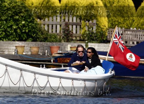 Nederhorst den Berg 21 mei 2009
Jort kelder met zijn nieuwe vriendin aan het varen in zijn boot op de vecht.
Peter Smulders bv