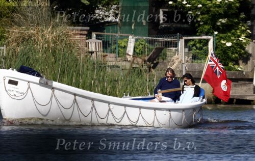Nederhorst den Berg 21 mei 2009
Jort kelder met zijn nieuwe vriendin aan het varen in zijn boot op de vecht.
Peter Smulders bv
