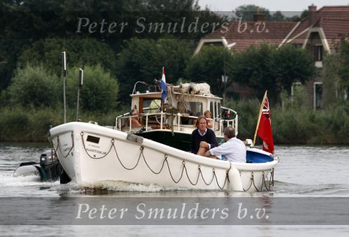 Weesp 31 augustus 2008
Jort Kelder met een vriend aan het varen met zijn boot op de Vecht.