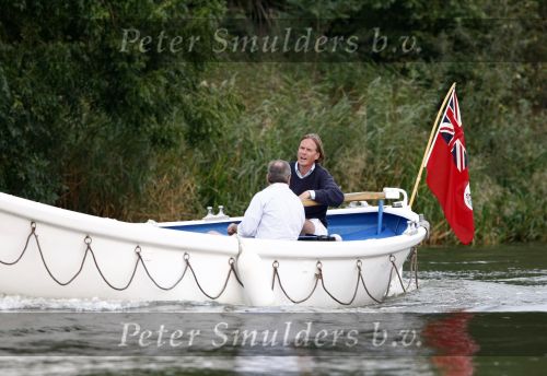 Weesp 31 augustus 2008
Jort Kelder met een vriend aan het varen met zijn boot op de Vecht.