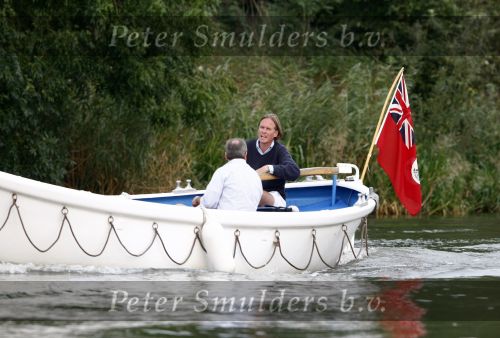 Weesp 31 augustus 2008
Jort Kelder met een vriend aan het varen met zijn boot op de Vecht.