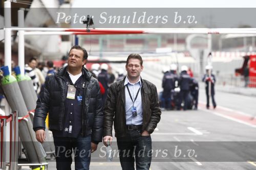 Barcelona 11 maart 2009
Test dag voor de formule 1 teams op het circuit van Barcelona. Jasck Plooij Frits v Eldik en Jos Verstappen
Peter Smulders bv