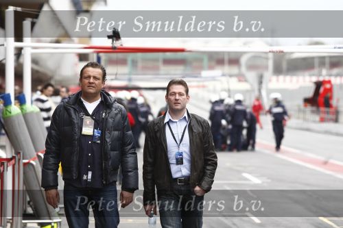 Barcelona 11 maart 2009
Test dag voor de formule 1 teams op het circuit van Barcelona. Jasck Plooij Frits v Eldik en Jos Verstappen
Peter Smulders bv