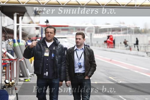 Barcelona 11 maart 2009
Test dag voor de formule 1 teams op het circuit van Barcelona. Jasck Plooij Frits v Eldik en Jos Verstappen
Peter Smulders bv