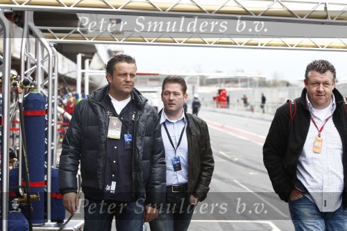 Barcelona 11 maart 2009
Test dag voor de formule 1 teams op het circuit van Barcelona. Jasck Plooij Frits v Eldik en Jos Verstappen
Peter Smulders bv