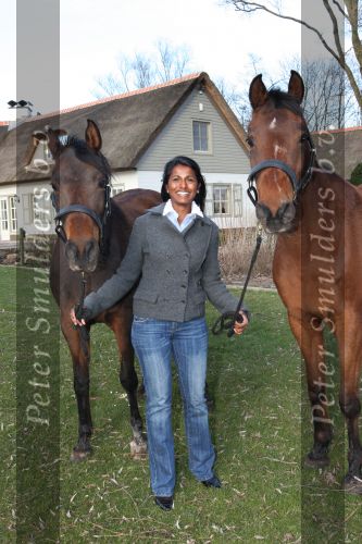 Aardenburg, 25 Maart 2009
Joyce Ultee met haar paarden
100 Euro aktie.
Foto Peter Smulders BV