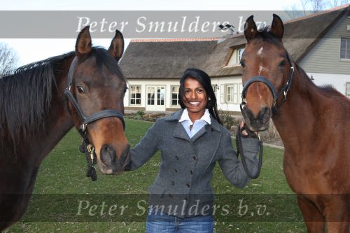 Aardenburg, 25 Maart 2009
Joyce Ultee met haar paarden
100 Euro aktie.
Foto Peter Smulders BV