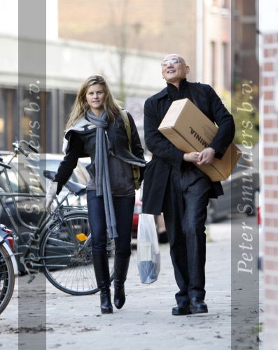 Amsterdam 14 december 2007
Judith Wiersema Heinsbroek  doet boodschappen en de winkelier draagt haar spullen naar de auto.