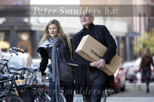 Amsterdam 14 december 2007
Judith Wiersema Heinsbroek  doet boodschappen en de winkelier draagt haar spullen naar de auto.