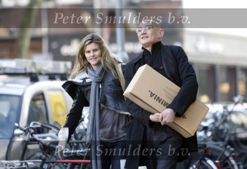 Amsterdam 14 december 2007
Judith Wiersema Heinsbroek  doet boodschappen en de winkelier draagt haar spullen naar de auto.