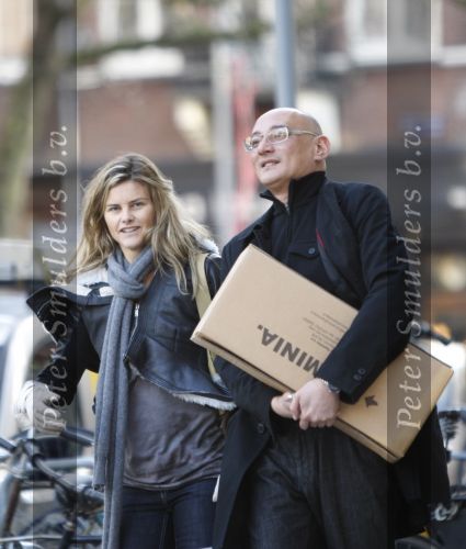 Amsterdam 14 december 2007
Judith Wiersema Heinsbroek  doet boodschappen en de winkelier draagt haar spullen naar de auto.
