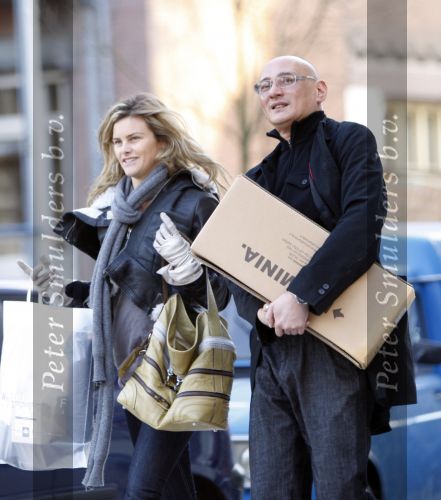 Amsterdam 14 december 2007
Judith Wiersema Heinsbroek  doet boodschappen en de winkelier draagt haar spullen naar de auto.