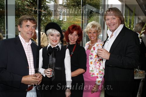 Amsterdam 7 september 2007
Opening nieuwe pand van de Pim de Vos advocaten op de pc hooftstraat. Erwin Kettman met Juliette Vossen en ...