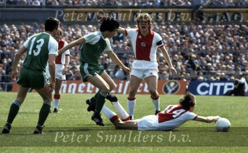 Amsterdam, 18 April 1982 Olympisch Stadion
AJAX-PSV, eindstand 4-0 
Jung Moo Huh haalt Johan Cruyff onderuit, verder op de foto Adrie v Kraaij en Soren Lerby.