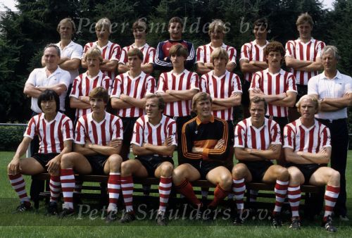 Eindhoven, 28 Juli 1982
PSV Selektie Seizoen 1982/1983
Bovenste rij v.l.n.r.: Jan Reker - Hallvar Thoresen- Berry v Aerle - Hans Segers - Ton Lokhof - Huub Stevens - Piet Wildschut
Middelste rij v.l.n.r.: Jacques v d Ven - Jurry Koolhof - Jan Poortvliet - Edwin v d Berg Henegouwen - Adrie Koster - Ernie Brandts - Thijs Libregts
Onderste rij v.l.n.r. : Jung Moo Huh - Rob Landsbergen - Rene v d Kerkhof - Pim Doesburg - Willy v d Kerkhof en Ruud Geels