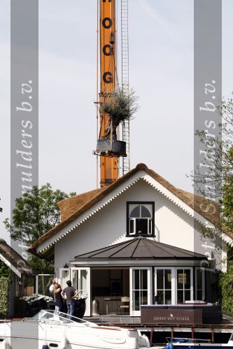 Breukelen 10 mei 2009
Jurgen Smit verrast op moederdag zijn vriendin Milika Peterzon met een 600 jaar oude olijfboom voor in hun nieuwe tuin. De boom moest met een kraanwagen over het huis getild worden.
Peter Smulders bv