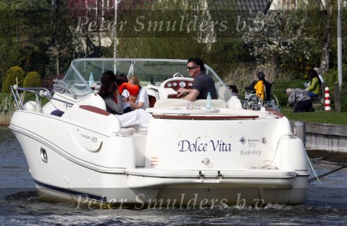 Nederhorst den Berg 13 april 2009
Milika Peterzon en Jurgen Smit met dochter en kleinkind op de boot aan het varen.
Peter Smulders bv
