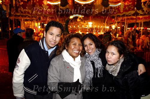 Kaatsheuvel 25 november 2007
Princess kerstborrel in de efteling. Justine Pelmelay met kinderen