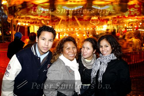 Kaatsheuvel 25 november 2007
Princess kerstborrel in de efteling. Justine Pelmelay met kinderen