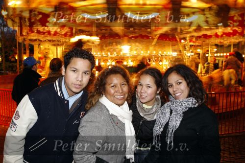 Kaatsheuvel 25 november 2007
Princess kerstborrel in de efteling. Justine Pelmelay met kinderen