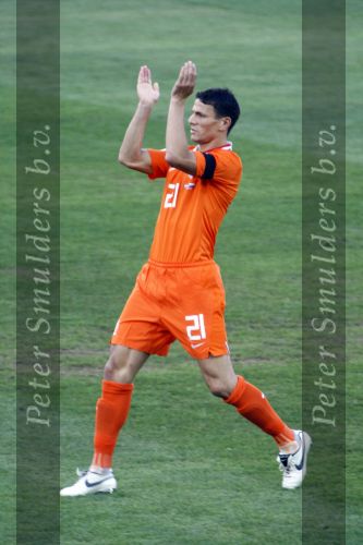 Basel 21 juni 2008
Kalid Boulahrouz tijdens de warming up voor aanvang interland Nederland-Rusland, ndat enkele dagen zijn vrouw is bevallen van een baby die te vroeg was geboren en daardoor is overleden.
Het Nederlands elftal speelde met een rouwband