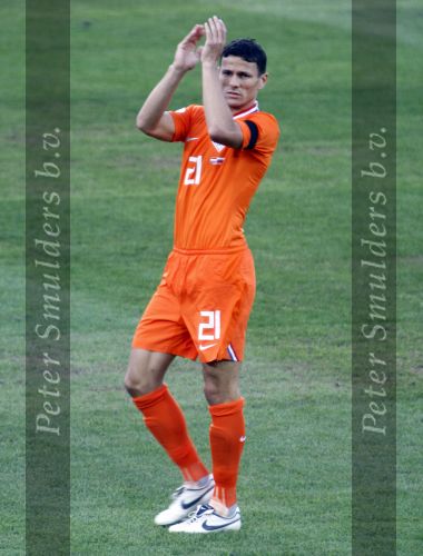 Basel 21 juni 2008
Kalid Boulahrouz tijdens de warming up voor aanvang interland Nederland-Rusland, ndat enkele dagen zijn vrouw is bevallen van een baby die te vroeg was geboren en daardoor is overleden.
Het Nederlands elftal speelde met een rouwband