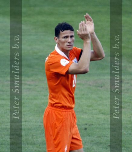 Basel 21 juni 2008
Kalid Boulahrouz tijdens de warming up voor aanvang interland Nederland-Rusland, ndat enkele dagen zijn vrouw is bevallen van een baby die te vroeg was geboren en daardoor is overleden.
Het Nederlands elftal speelde met een rouwband