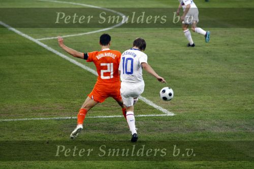 Basel 21 juni 2008
Kalid Boulahrouz tijdens de wedstrijd interland Nederland-Rusland (1/8 finale EK 2008 ), nadat enkele dagen zijn vrouw is bevallen van een baby die te vroeg was geboren en daardoor is overleden.
Het Nederlands elftal speelde met een rouwband