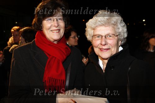 Bussum 25 februari 2008
Premiere Simone Kleinsma in het spant in bussum. Moeder Karin Riethoven met een vriendin
Peter Smulders bv