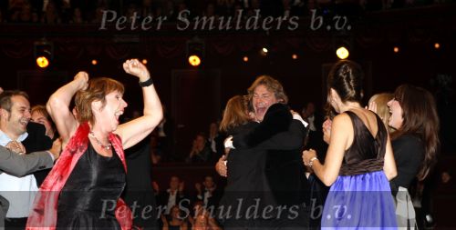 Amsterdam 26 oktober 2007
Matthijs v Nieuwkerk wint de televizierring 2007 in carre
Karin v Nieuwkerk met zwart/blauwe jurk